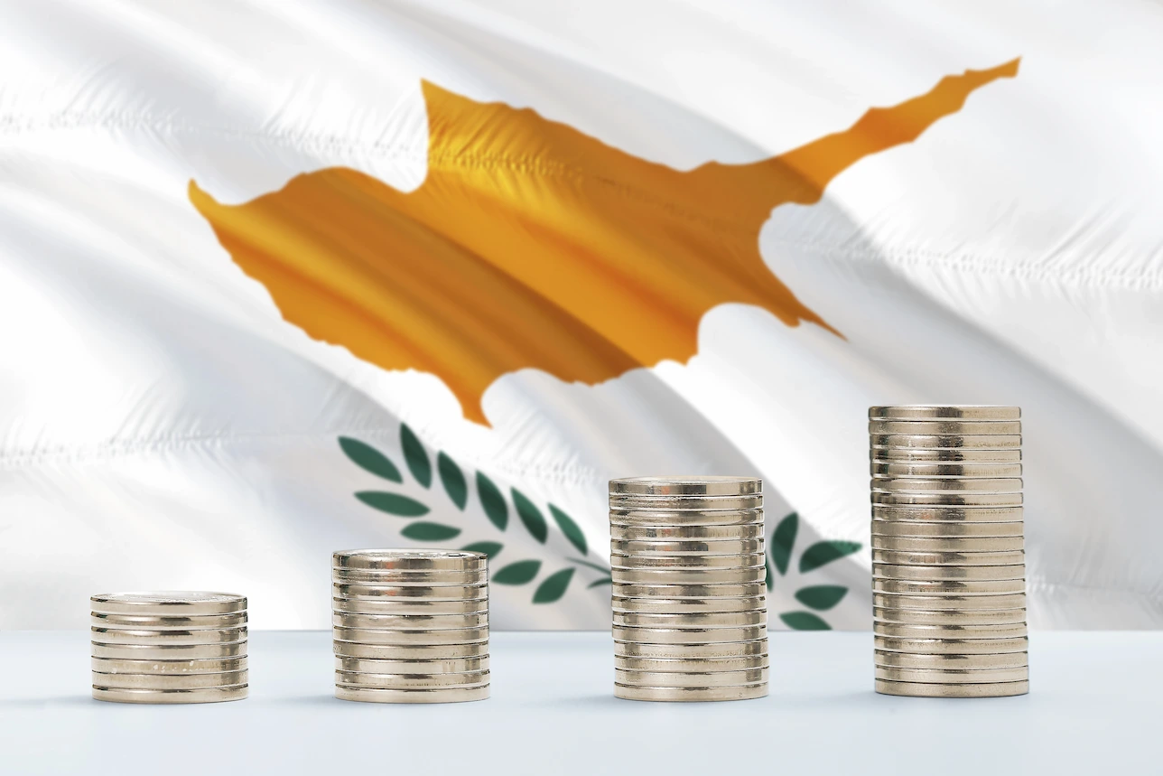 флаг Кипра с монетами